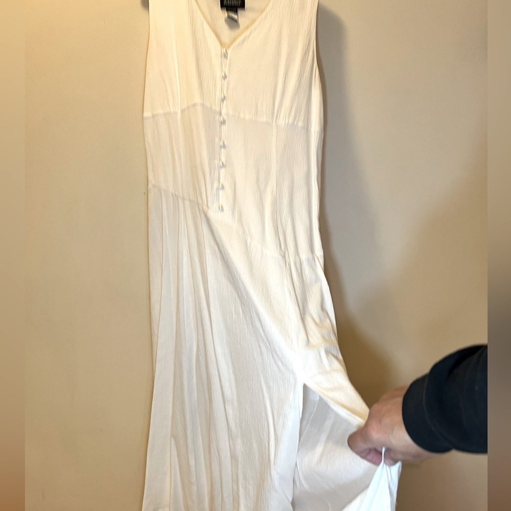 Maxi dress in white crape.